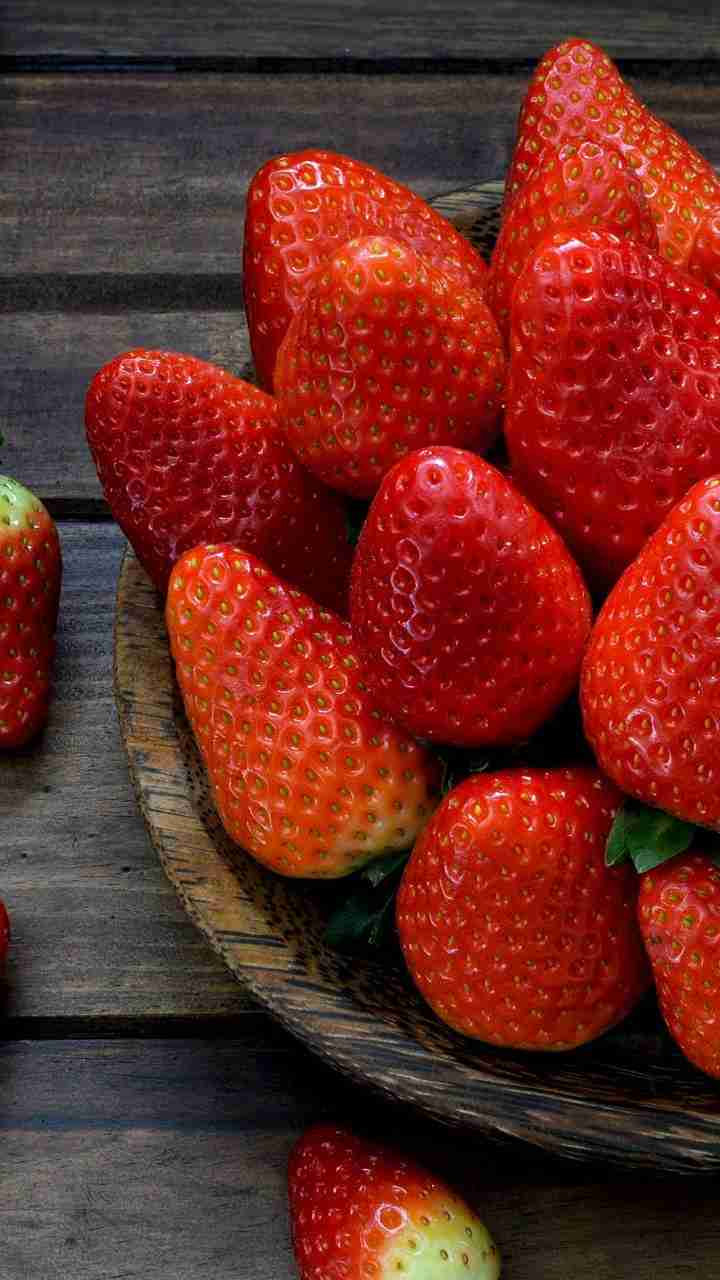 స్ట్రాబెర్రీలలో విటమిన్ సి, విటమిన్ కె, ఫోలేట్, మాంగనీస్, పొటాషియం మరియు ఇతర ఖనిజాలు పుష్కలంగా ఉంటాయి. 
