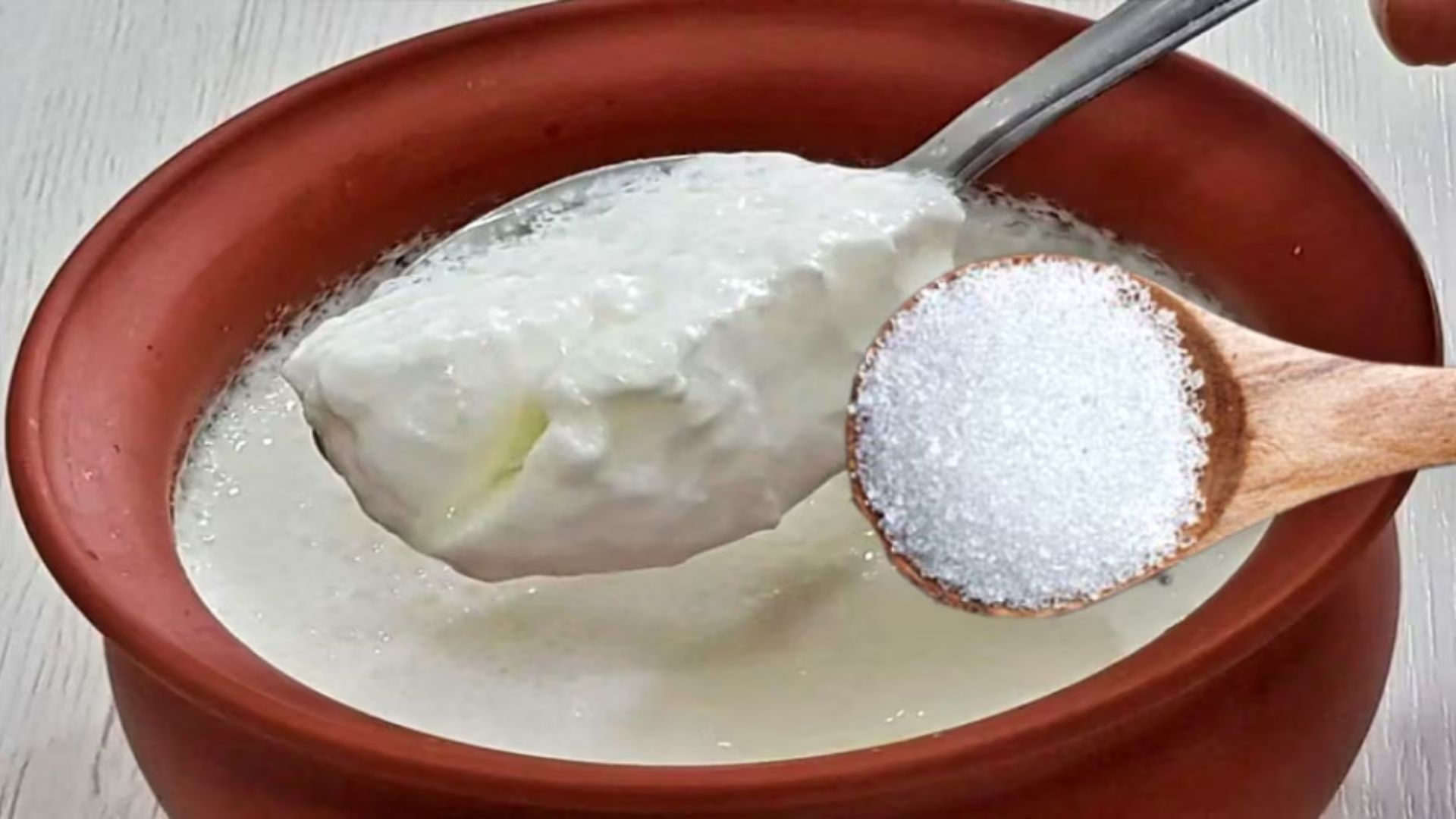 Curd With Sugar: పెరుగు, చక్కెర కలిపి తింటే ఏం జరుగుతుందో తెలుసా?