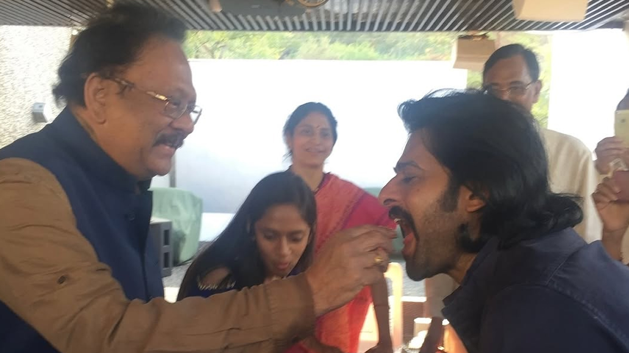 ప్ర‌భాస్ బ‌ర్త్ డే స్పెష‌ల్ ఫొటోస్‌