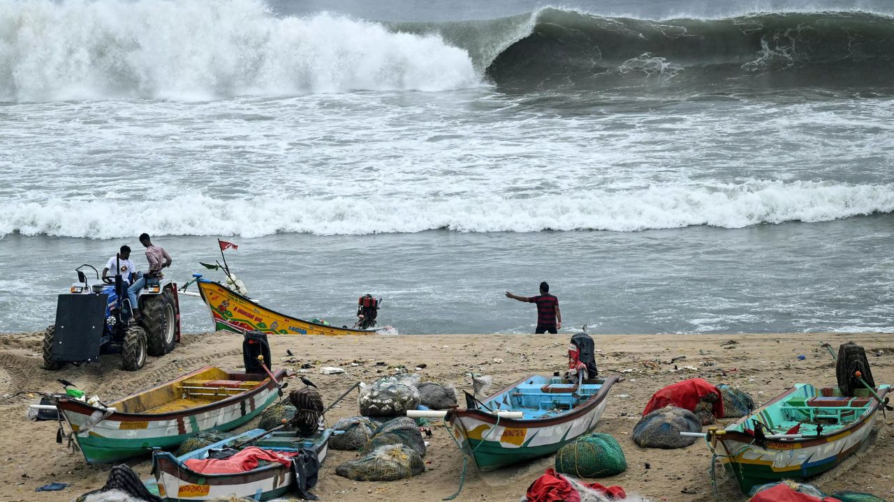 Cyclone Montha: మొంథా తుఫాన్.. కాకినాడ అతలాకుతలం.. రాత్రికి తీరం దాచే అవకాశం..!