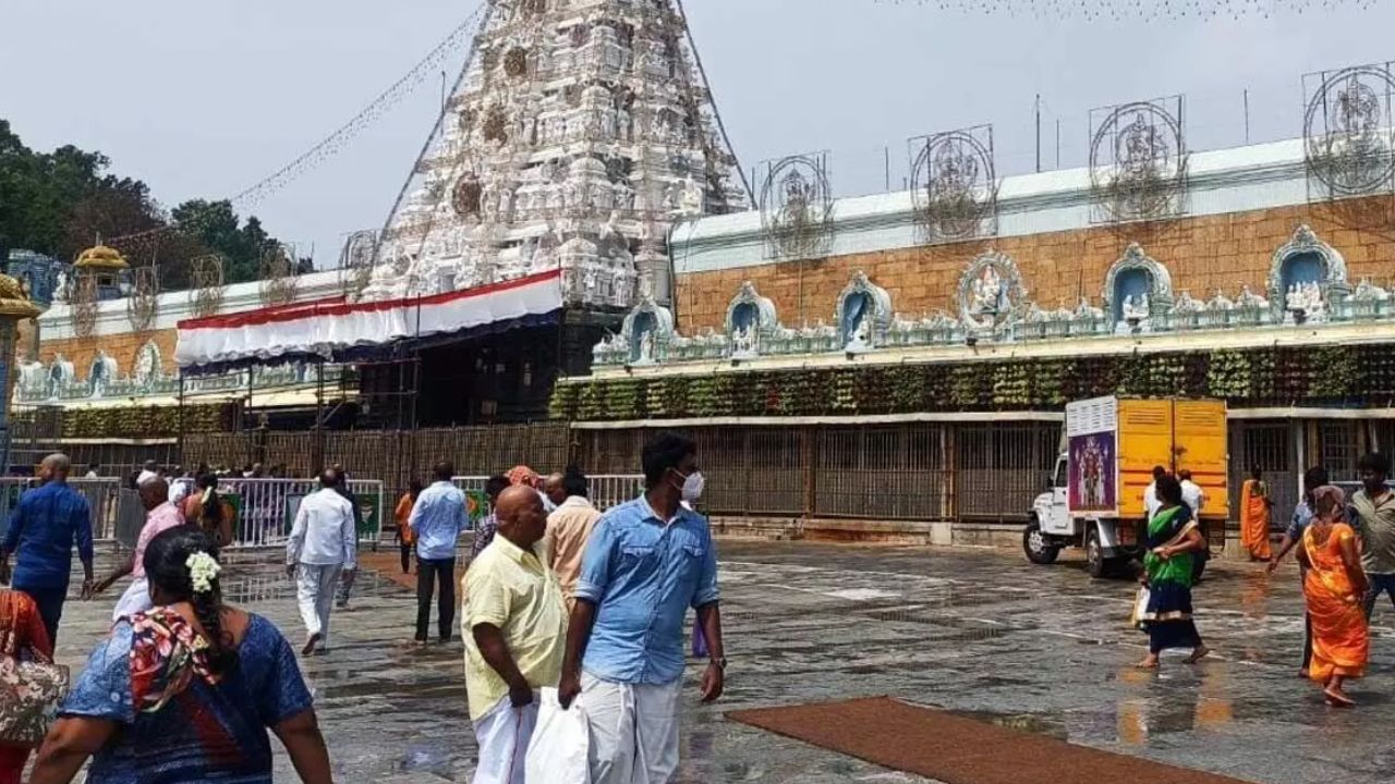 Tirumala rush: తిరుమలలో తగ్గిన భక్తుల రద్దీ
