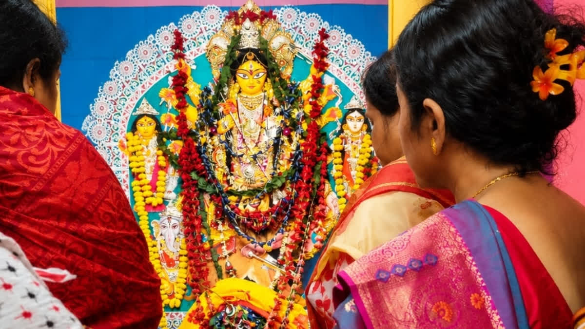 200 ఏళ్ల క్రితం నాటి పురాతన దుర్గా పూజ- అమ్మవారికి నైవేద్యంగా చేపల కూర- 108 నీలి కలువలతో పూజ – general 200 ఏళ్ల క్రితం నాటి పురాతన దుర్గా పూజ- అమ్మవారికి నైవేద్యంగా చేపల కూర- 108 నీలి కలువలతో పూజ – general