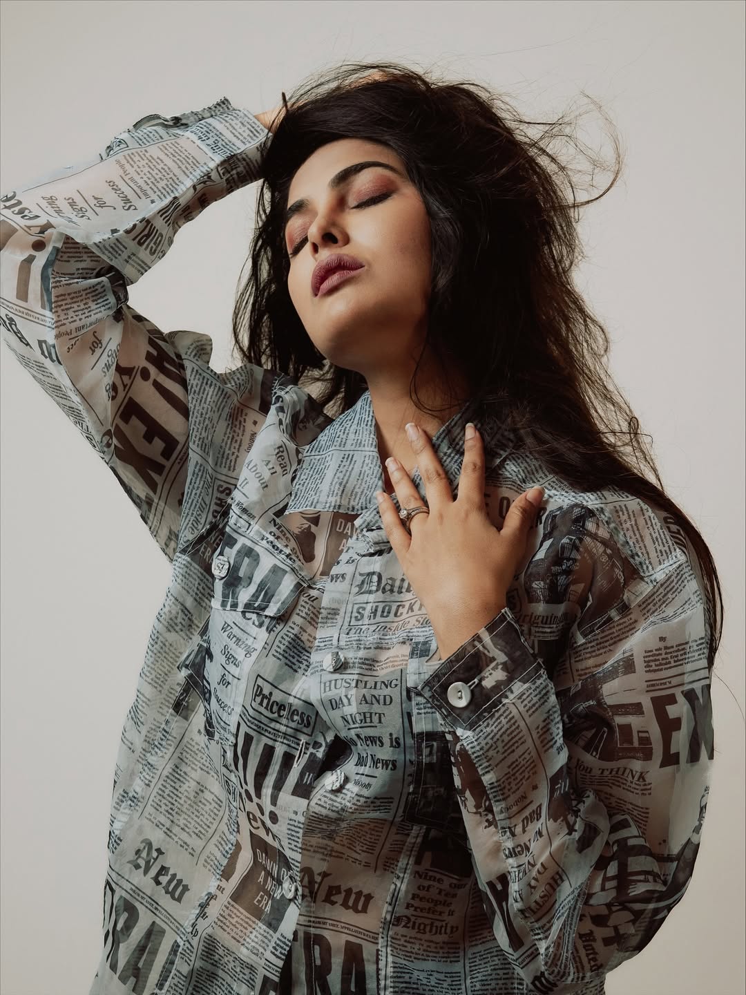 వెరైటీ డ్రెస్.. ఘాటు లుక్స్.. దివి లేటెస్ట్ ఫొటోలు వైరల్