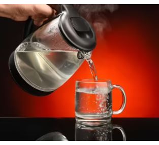 గోరువెచ్చని నీటితో నెయ్యి కలిసినప్పుడు, ఇది జీర్ణవ్యవస్థకు కందెనలా పనిచేస్తుంది.