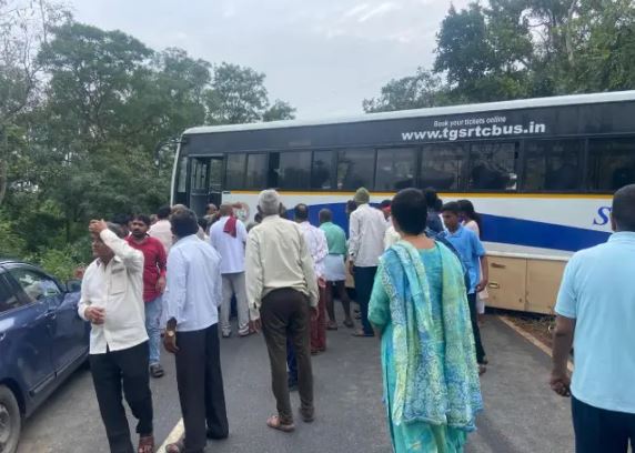 RTC Bus Accident in Telangana: రాష్ట్రంలో మరో రెండు బస్సు ప్రమాదాలు..  కార్లను తప్పించబోయి అదుపుతప్పిన బస్సులు