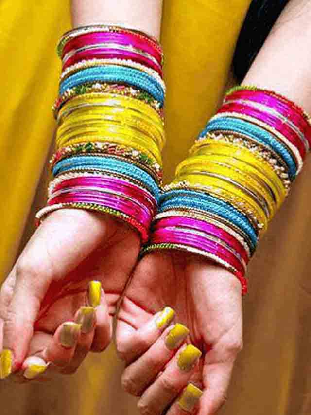 చేతులకు గాజులు వేసుకున్నవారికి శరీరంలో రక్త ప్రసరణ బాగా జరుగుతుంది.