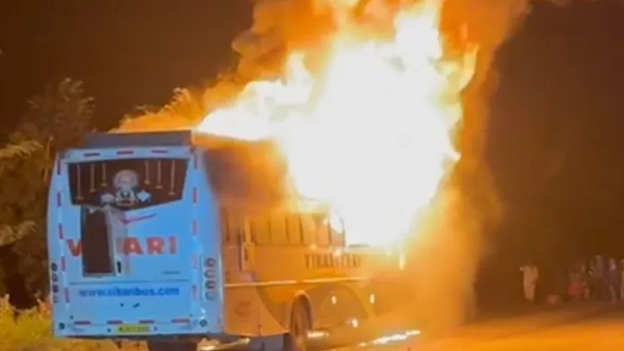 Bus Fire: మరో ప్రమాదం.. మంటల్లో దగ్ధమైన ట్రావెల్స్ బస్సు