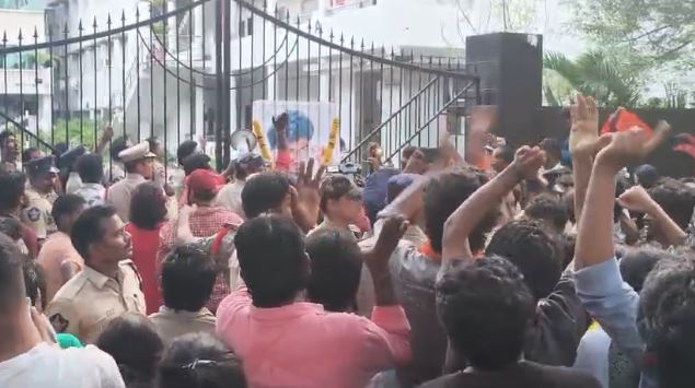 Sai Teja Suspicious Death: విశాఖలో ఉద్రిక్తత.. సాయితేజకు న్యాయం చేయాలంటూ ఆందోళన