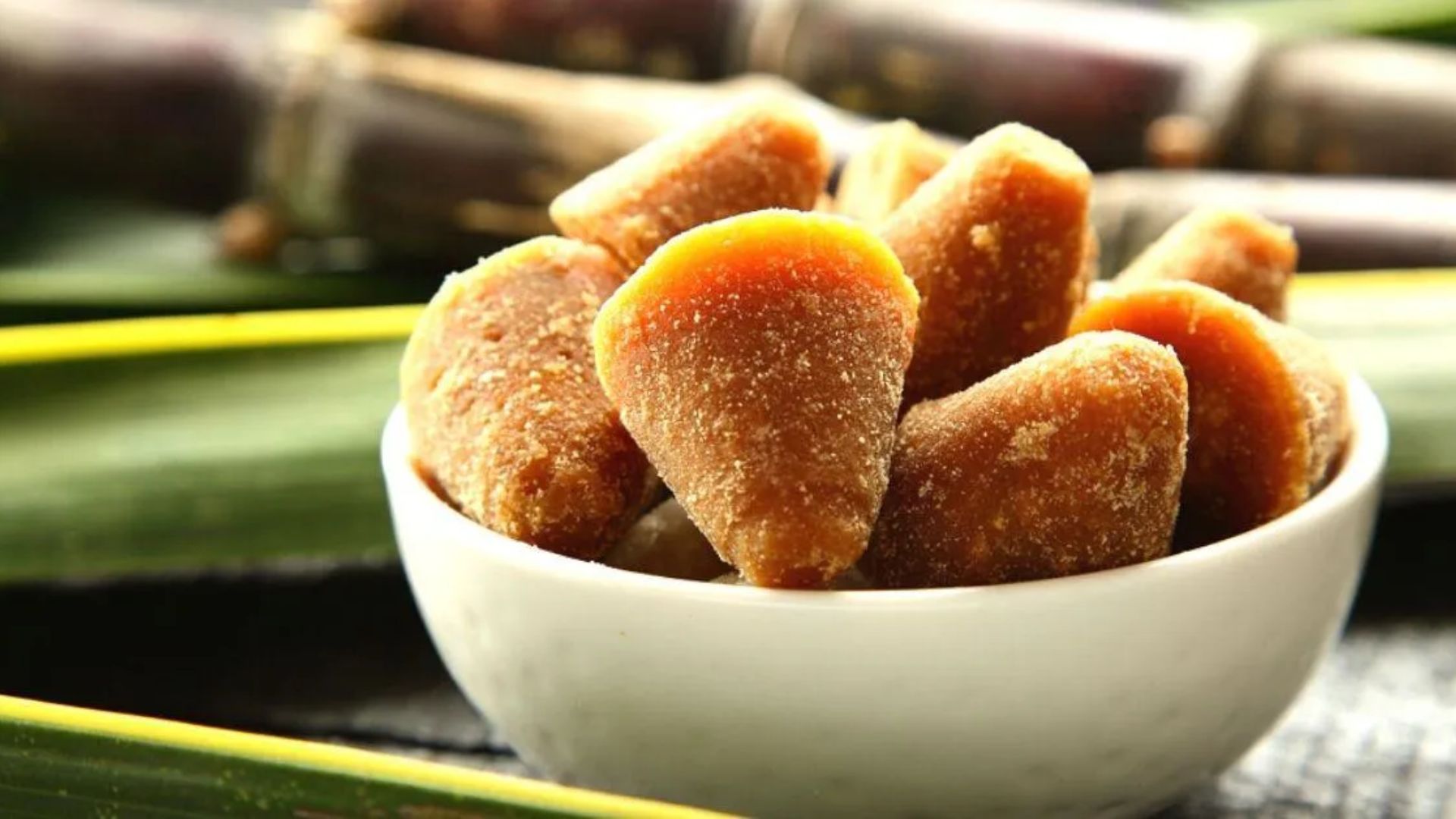 Jaggery: చ‌లికాలంలో రోజూ ఒక బెల్లం ముక్కను తింటే..  ఎన్ని లాభాలో తెలుసా..?