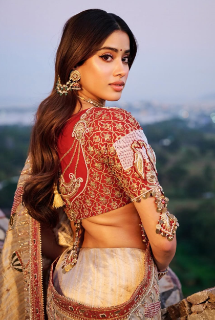 Janhvi Kapoor Latest Photos:  గోల్డెన్ కలర్ లెహంగాలో మెరిసిపోతున్న జాన్వీ కపూర్.. ఫొటోలు వైరల్