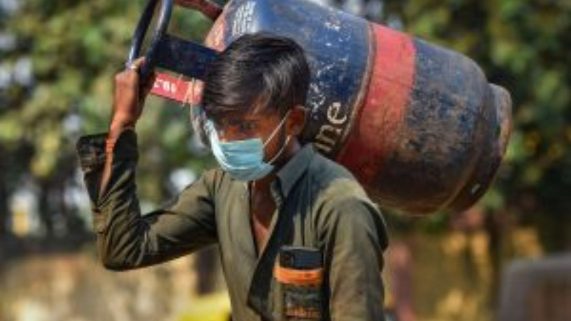 LPG cylinder: గుడ్ న్యూస్.. తగ్గిన గ్యాస్ సిలిండర్ ధర..!