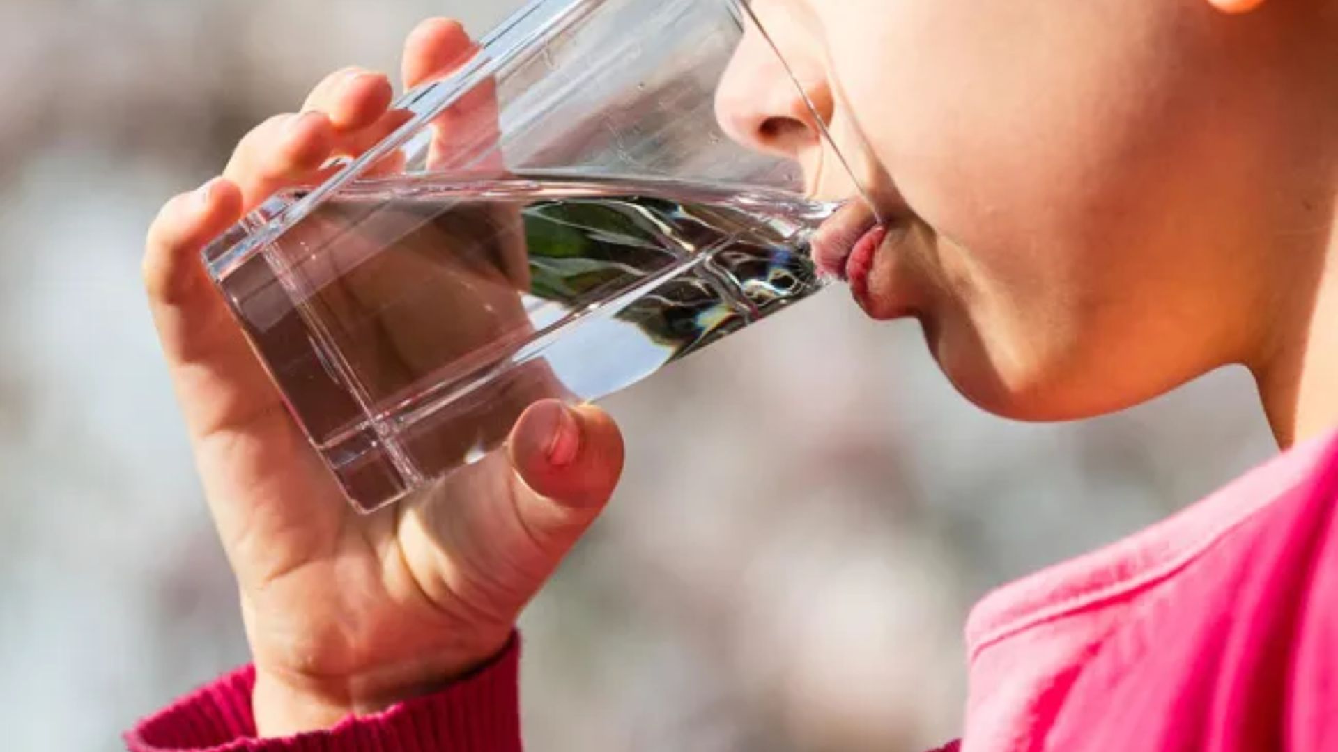 Overhydration: నీళ్లు మ‌రీ అతిగా తాగుతున్నారా..? అయితే మీ శరీరంలో జరిగేది ఇదే..!!