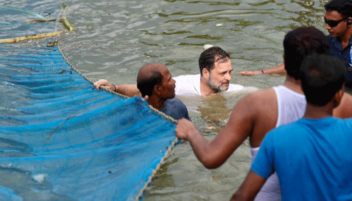 Rahul Gandhi: చెరువులోకి దూకి.. రాహుల్ గాంధీ చేపల వేట.. వీడియో వైరల్