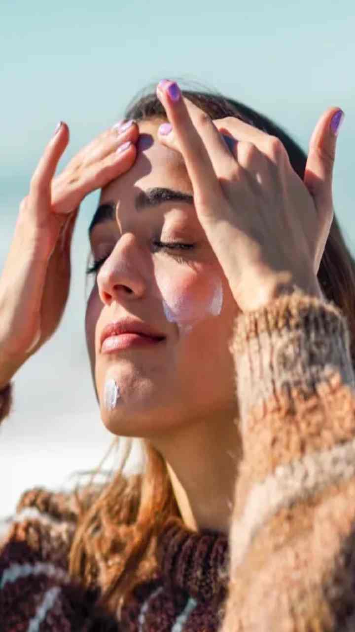  చలికాలంలో చర్మం పొడిగా మారిపోవడంతో చాలా మంది ఇబ్బంది పడుతుంటారు.