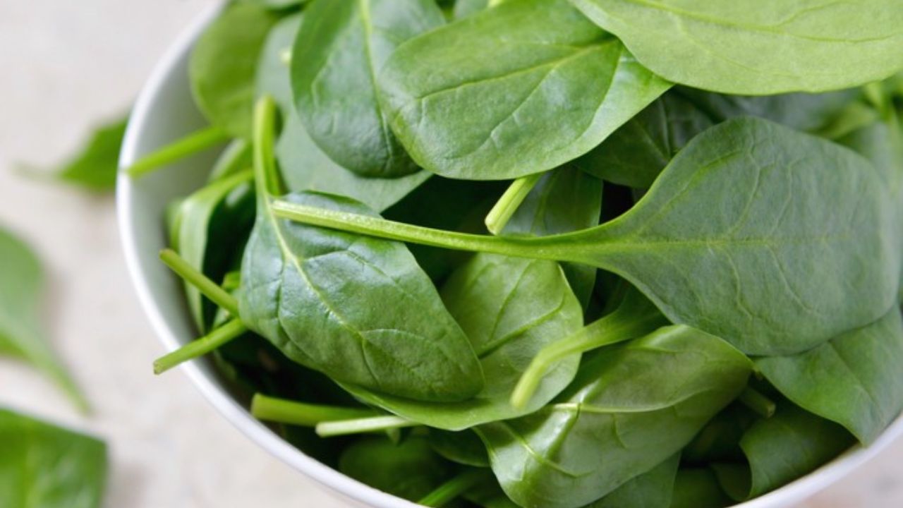 విటమిన్ సి, ఏ, కె, మెగ్నీషియం, పొటాషియం, ఐరన్ ఉంటాయి
