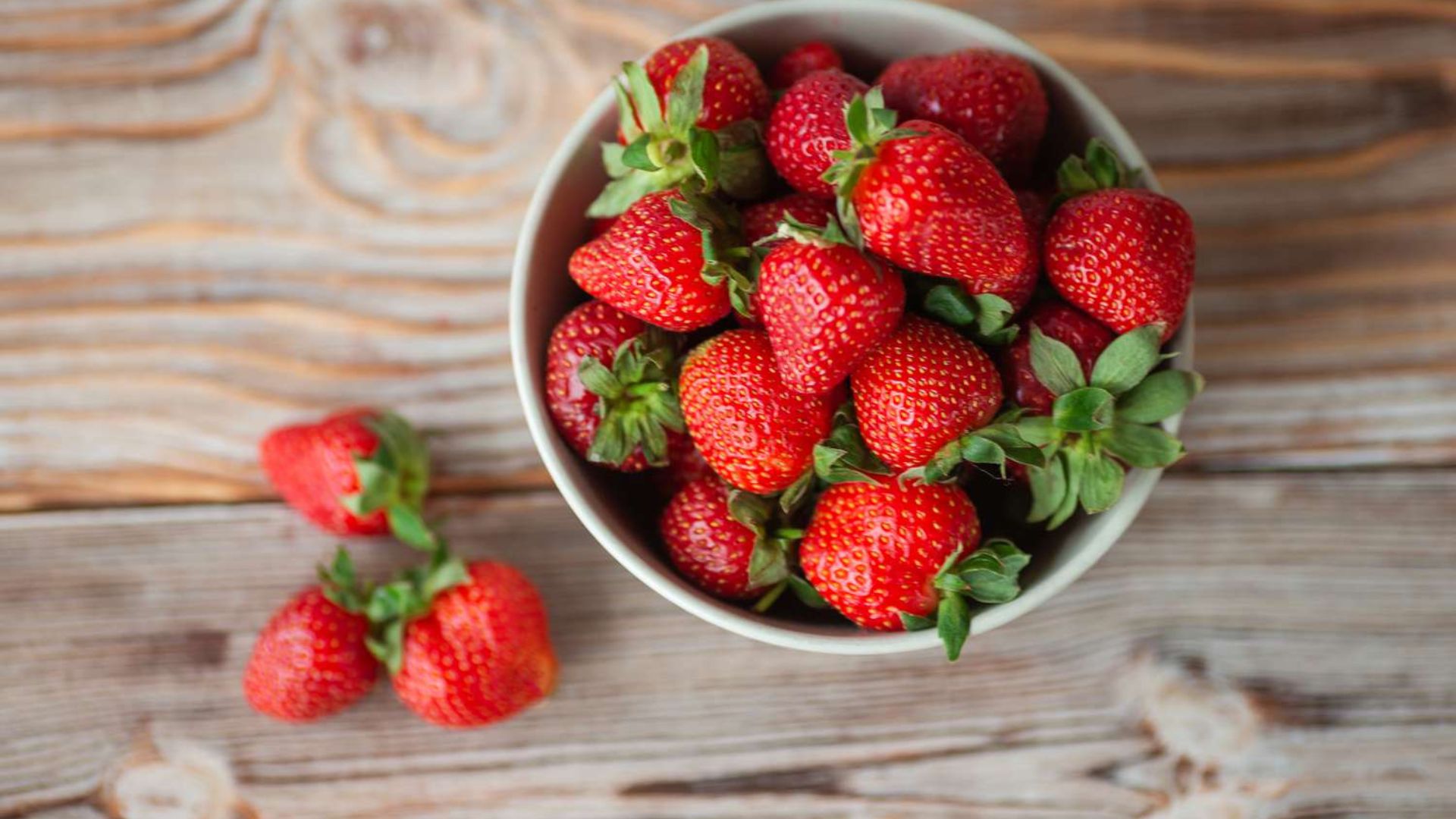 స్ట్రాబెర్రీలు తినడం వల్ల అనేక ఆరోగ్య ప్రయోజనాలున్నాయి. 