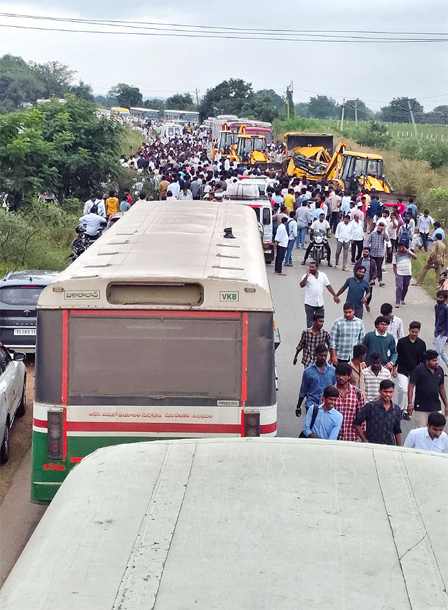 Chevella Bus Accident: ఘెర రోడ్డు ప్రమాదం.. హృదయవిదారక దృశ్యాలు