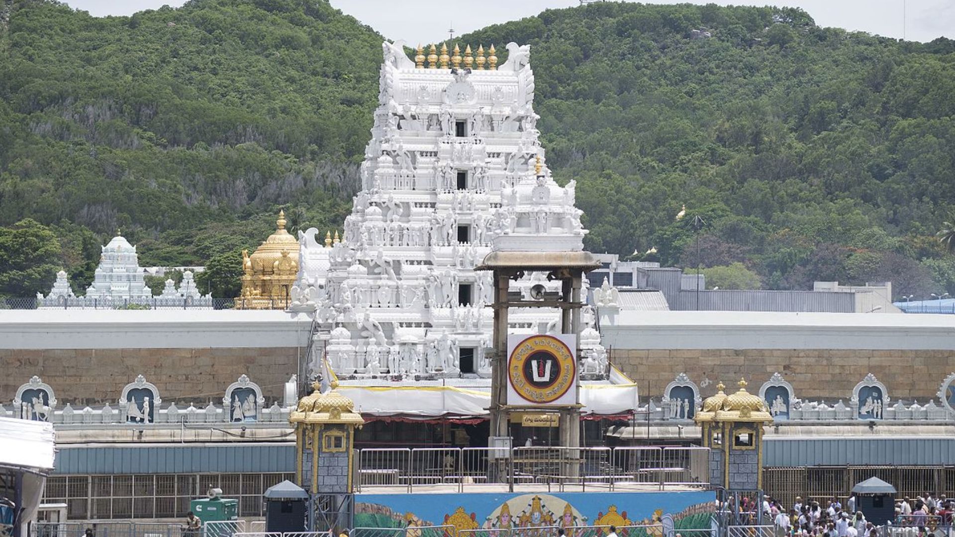 Tirumala: తిరుమలలో కొనసాగుతున్న భక్తుల రద్దీ.. శ్రీవారి దర్శనానికి 12 గంటల సమయం