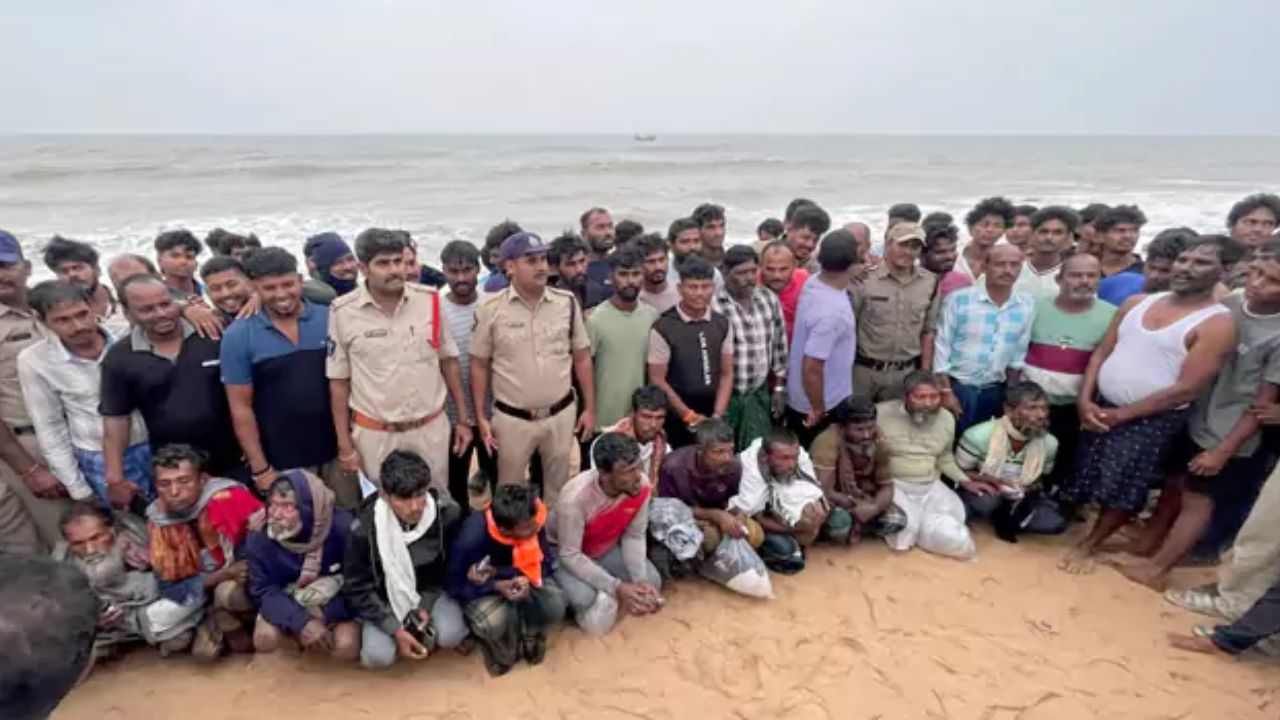 AP:శ్రీకాకుళం సముంద్ర తీరానికి బంగ్లాదేశ్ బోటు..  13 మంది మత్స్యకారులు కేసు నమోదు