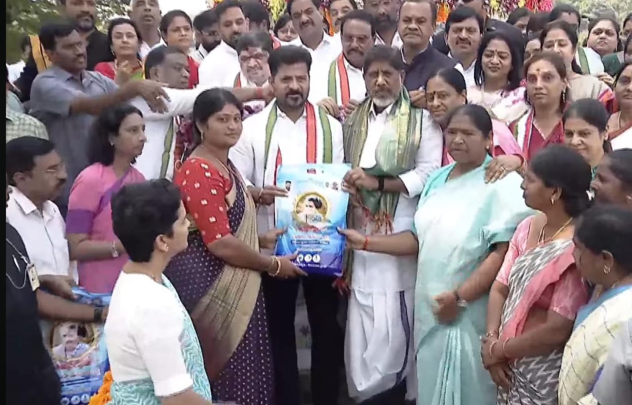 CM Revanth Reddy: కోటి మంది మహిళలకు కోటి చీరలు.. సీఎం రేవంత్ రెడ్డి!