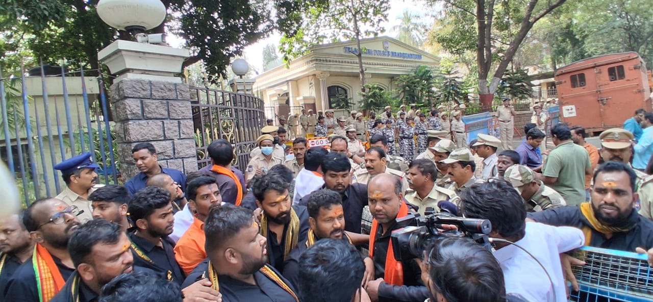 Ayyappa Devotees protest: హైదరాబాద్‌లో ఉద్రిక్తత.. డీజీపీ కార్యాలయం ముట్టడించిన అయ్యప్ప స్వాములు