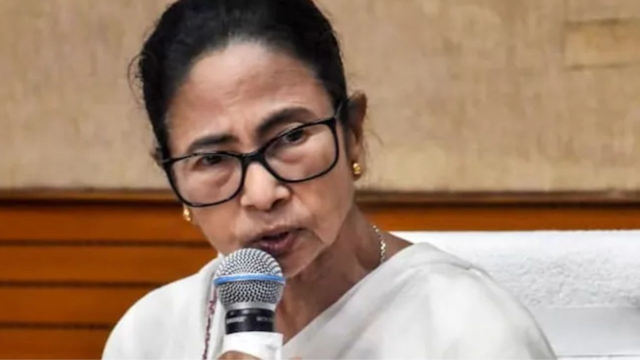 BLO gave form to Mamata: SIR ను వ్యతిరేకించిన మమతకు ఫామ్ ఇచ్చిన BLO!