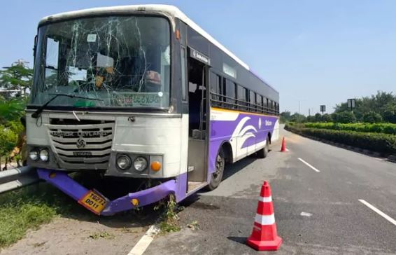 Bus Accidents: రాష్ట్రంలో మరో బస్సు ప్రమాదం.. కారును తప్పించబోయి డివైడర్ ఢీకొట్టిన బస్సు