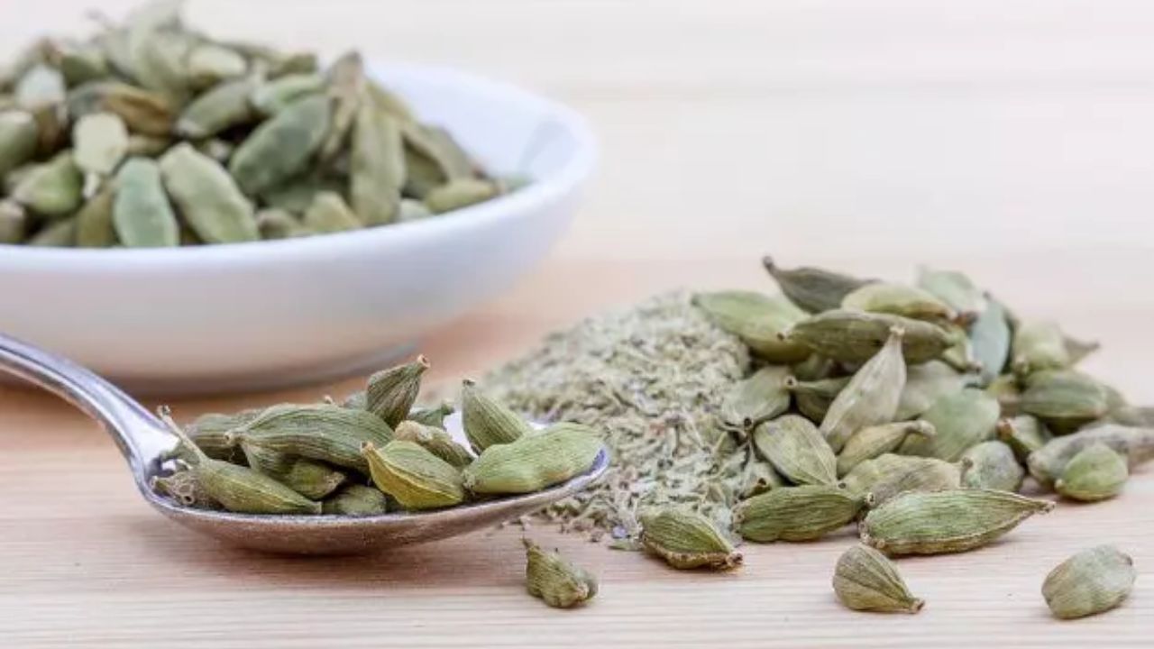 ఏలకులలో ఫైబర్ అధికంగా ఉంటుంది, జీర్ణక్రియకు సహాయపడుతుంది