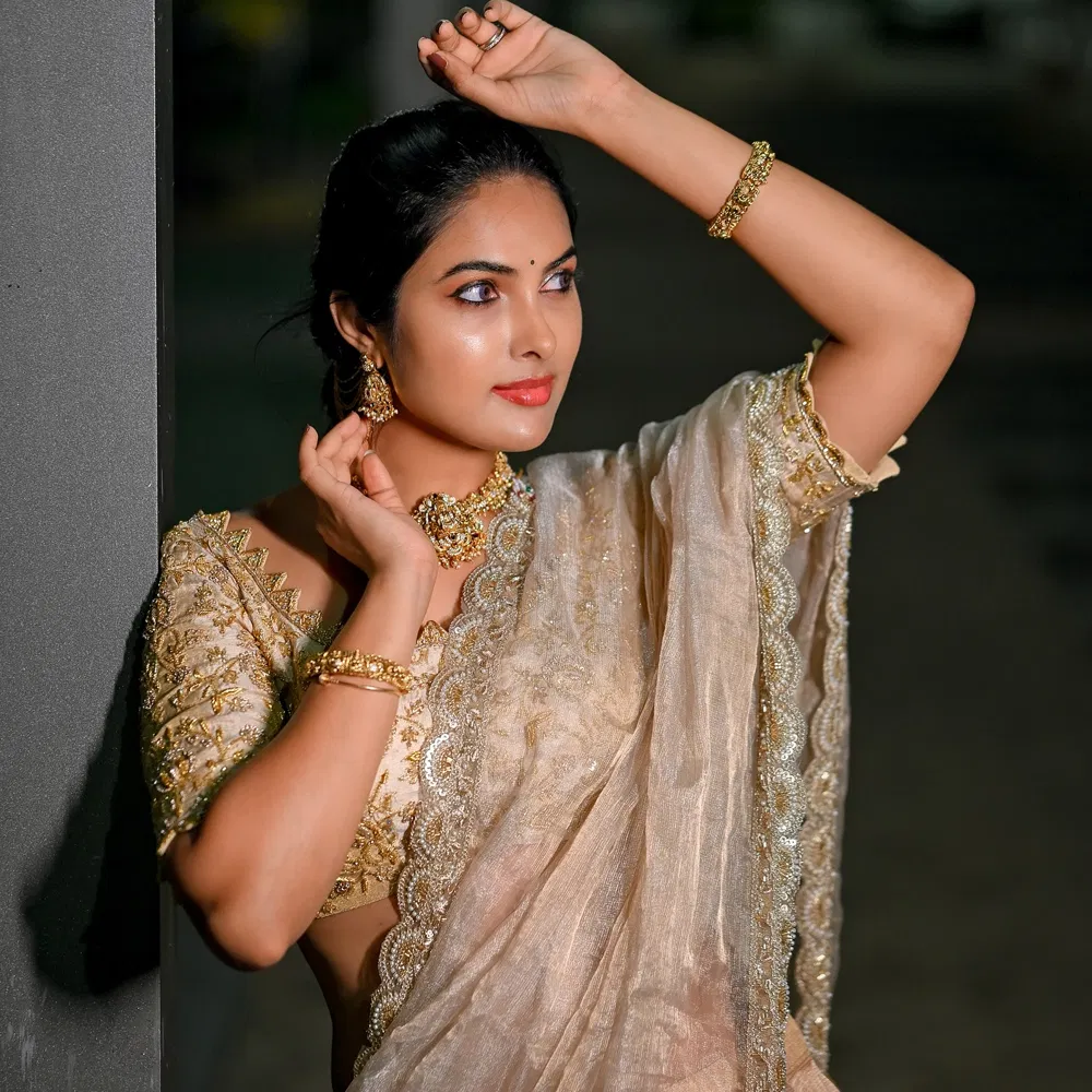 Actress Divi peper dress photos: న్యూస్ పేపర్ షర్ట్లో కుర్రాళ్లను పిచ్చెక్కిస్తున్న దివి!