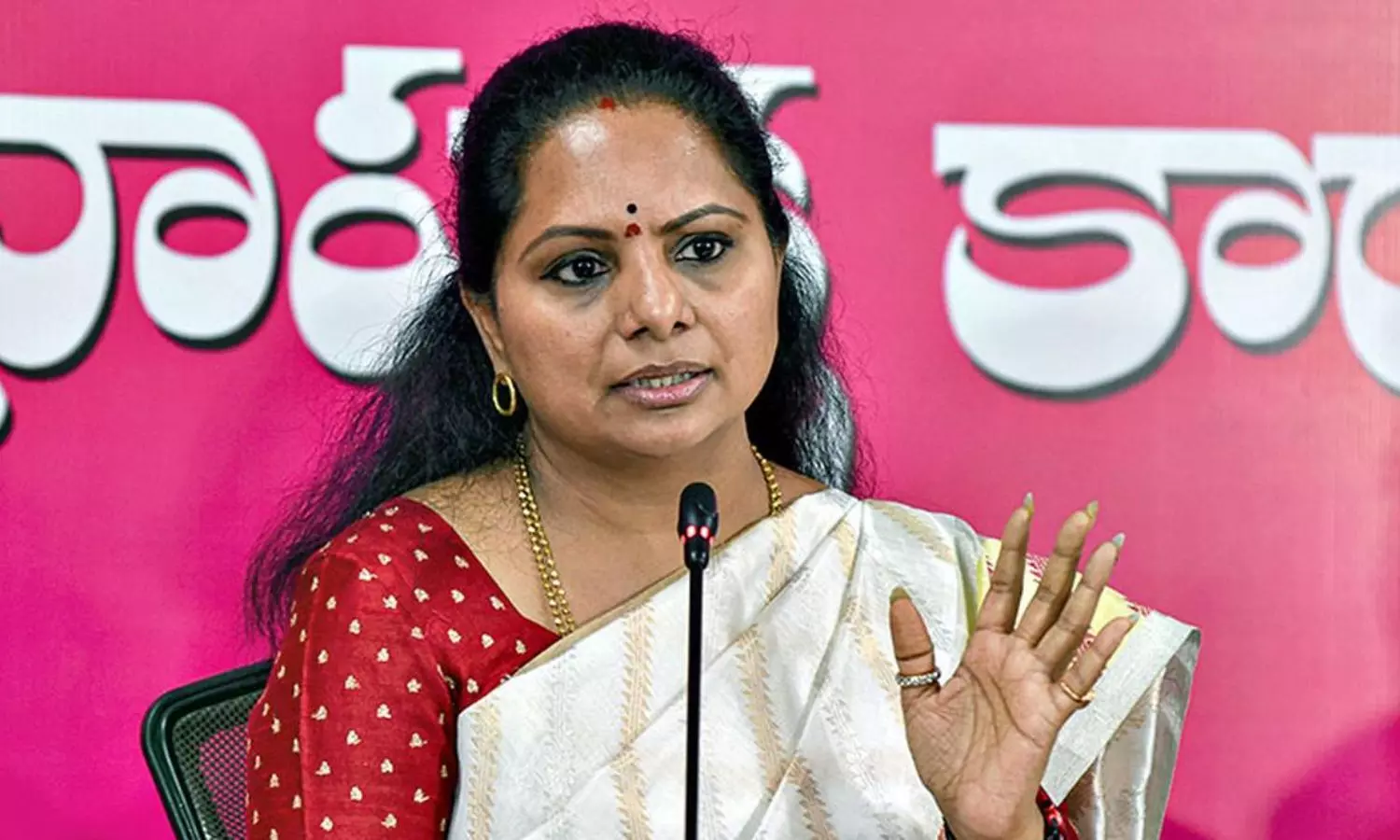Kalvakuntla Kavitha: నేను వాళ్ల, వీళ్ల బాణాన్ని కాదు.. తెలంగాణ ప్రజల బాణం.. కవిత సంచలన వ్యాఖ్యలు