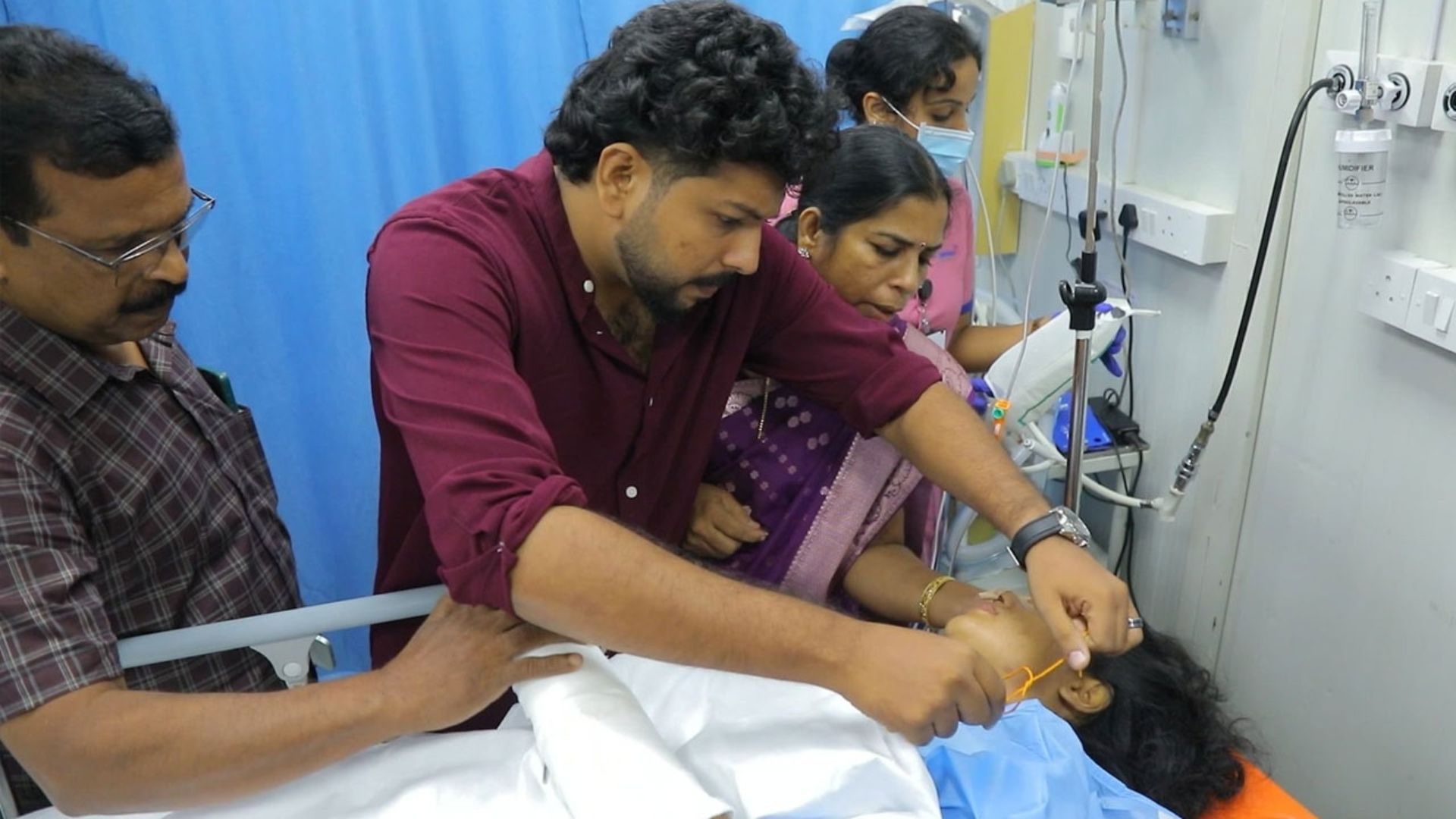 Marriage: ఆసుపత్రి ఎమ‌ర్జెన్సీ గదిలోనే పెళ్లి వేడుక..  వ‌ధువుకు తాళి క‌ట్టిన వ‌రుడు