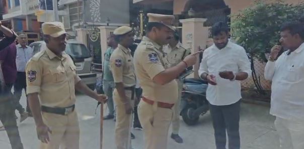 Election Flying Squad: జూబ్లీహిల్స్ ఉప ఎన్నిక..  బీఆర్ఎస్ నేతల ఇళ్లలో సోదాలు