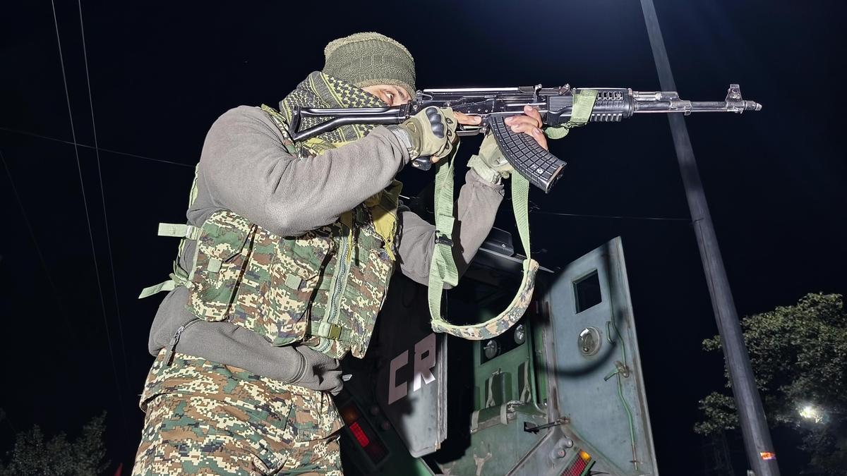 Encounter Jammu Kashmir: జమ్మూకశ్మీర్లో ఎన్కౌంటర్.. ఎదురుకాల్పుల్లో పోలీసు మృతి, ఉగ్రవాదికి తీవ్ర గాయాలు