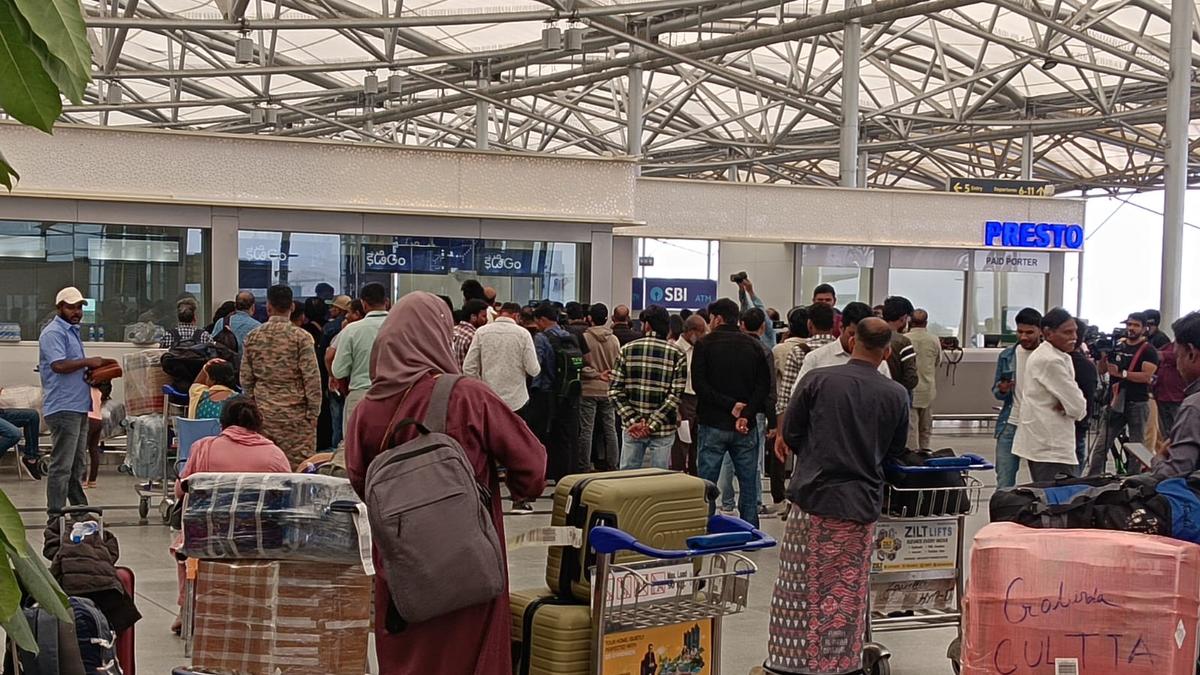 IndiGo flight cancellations: వెయ్యికి పైగా ఇండిగో విమానాలు రద్దు.. టికెట్ ధరలు నాలుగింతలు పెంపు!