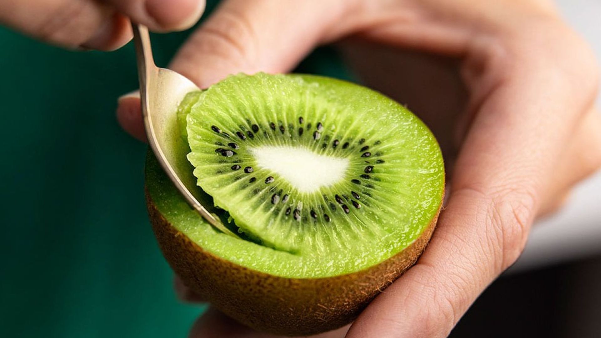 Kiwi Fruit Benefits: రోజూ కివి తింటే ఎన్నో హెల్త్ బెనిఫిట్స్.!!  