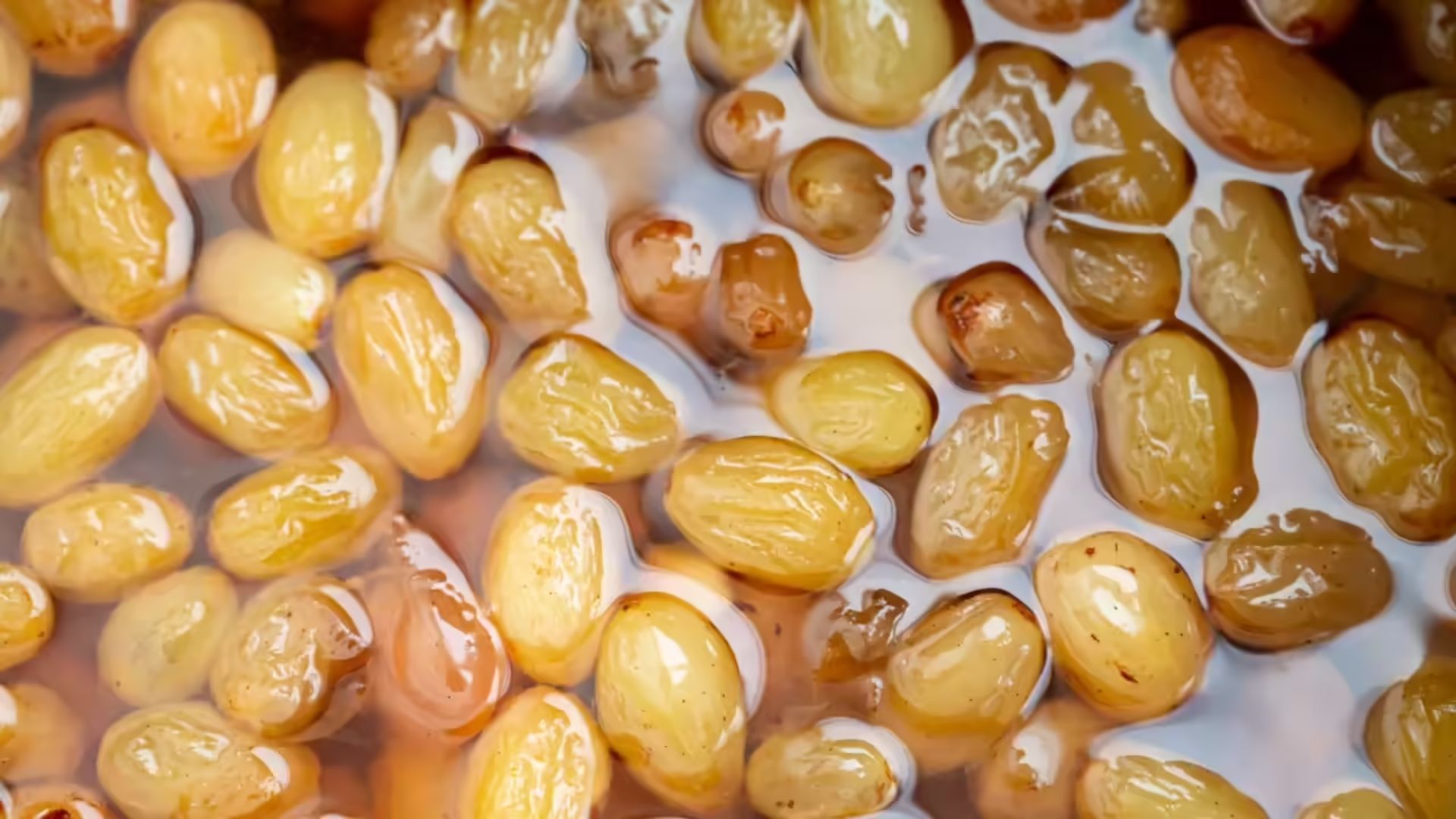 Soaked Raisins: చలికాలంలో రోజూ నానబెట్టిన ఎండుద్రాక్ష తింటే జరిగే మ్యాజిక్ ఇదే..!