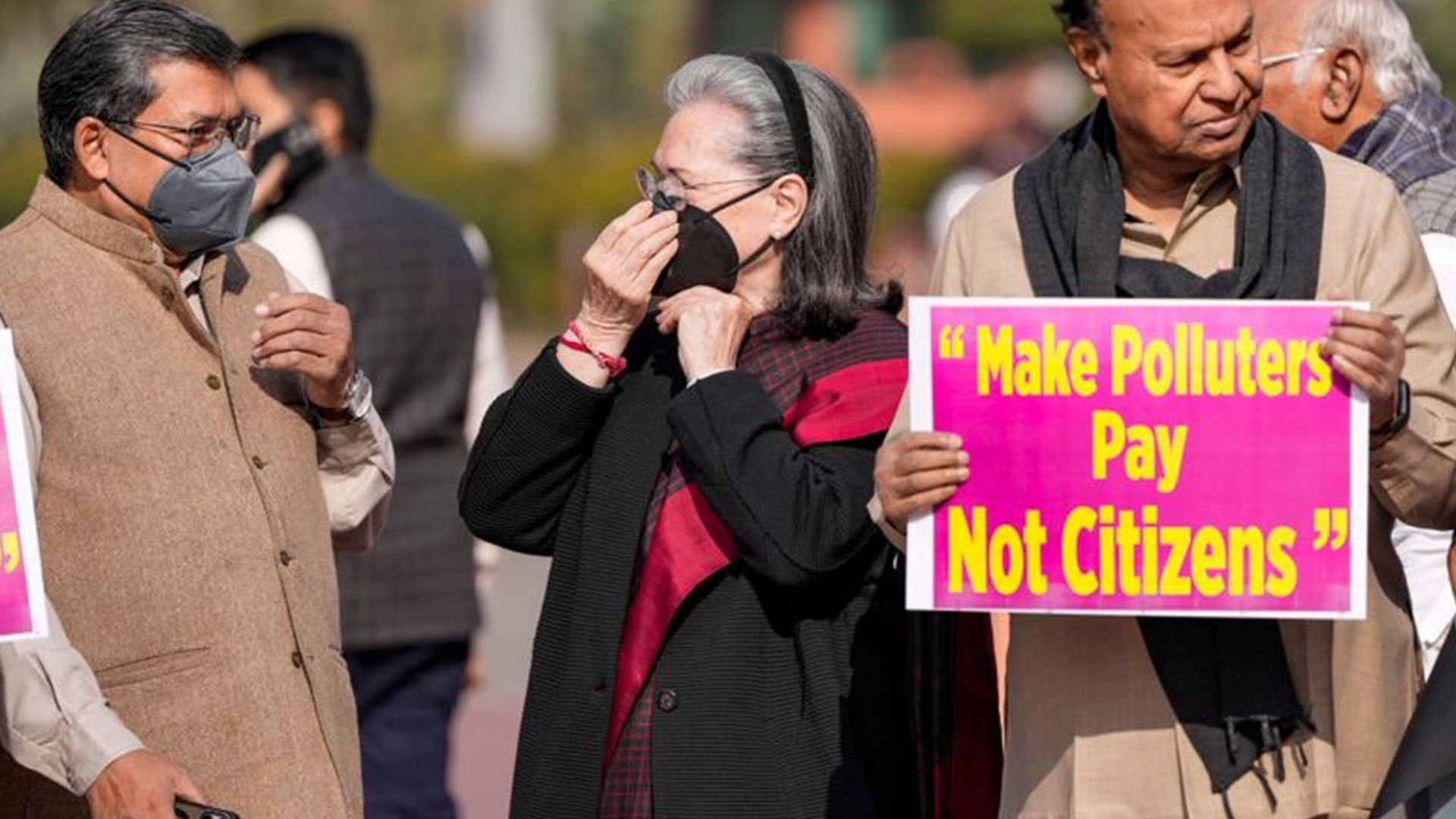 Sonia Gandhi: ఢిల్లీలో వాయు కాలుష్యంతో పిల్లలు చనిపోతున్నారు: సోనియా గాంధీ ఆందోళన