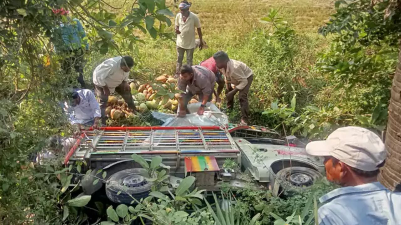 road accident:బాపట్ల జిల్లాలో రోడ్డు ప్రమాదం.. స్పాట్‌లోనే ముగ్గురి మృతి