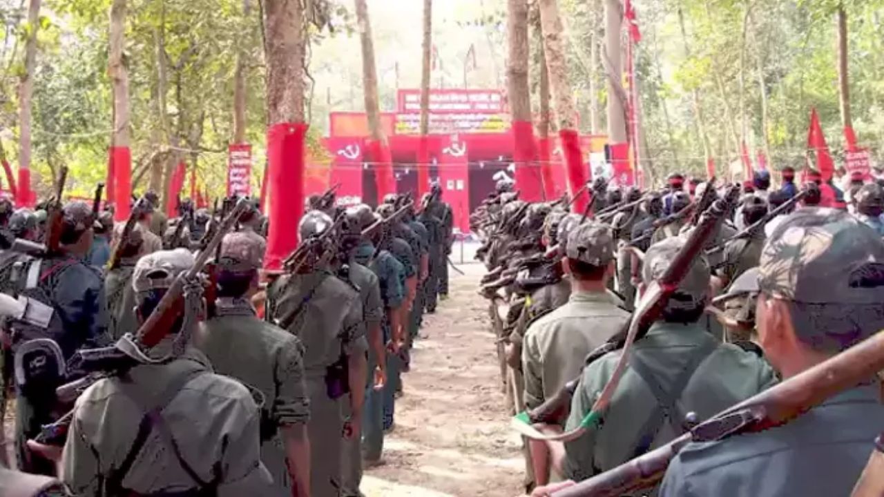 Maoist Party: మావోయిస్టు పార్టీకి షాక్..  లొంగిపోయిన మరో 11 మంది మావోయిస్టులు