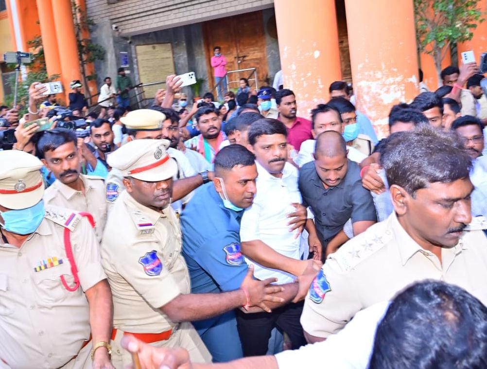 Teenmar Mallanna: గాంధీ ఆస్పత్రిలో ఉద్రిక్తత.. ఎమ్మెల్సీ తీన్మార్ మల్లన్న అరెస్ట్