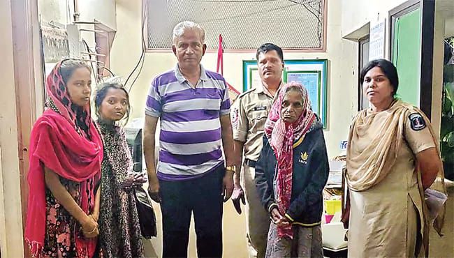 Hyderabad: అంత్యక్రియలు చేసేందుకు డబ్బులు లేక మూడు రోజులు మృతదేహంతోనే..!