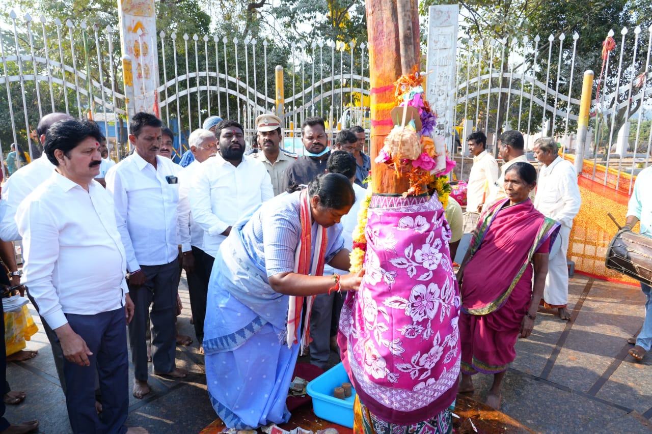 Seethakka: మేడారం సమ్మక్క, సారక్కలను దర్శించుకున్న సీతక్క.. ముమ్మరంగా ఏర్పాట్లు